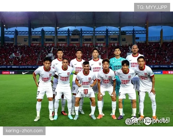 温馨时刻，成都蓉城小球迷冲入场内被保安拦下，球员主动上前合影